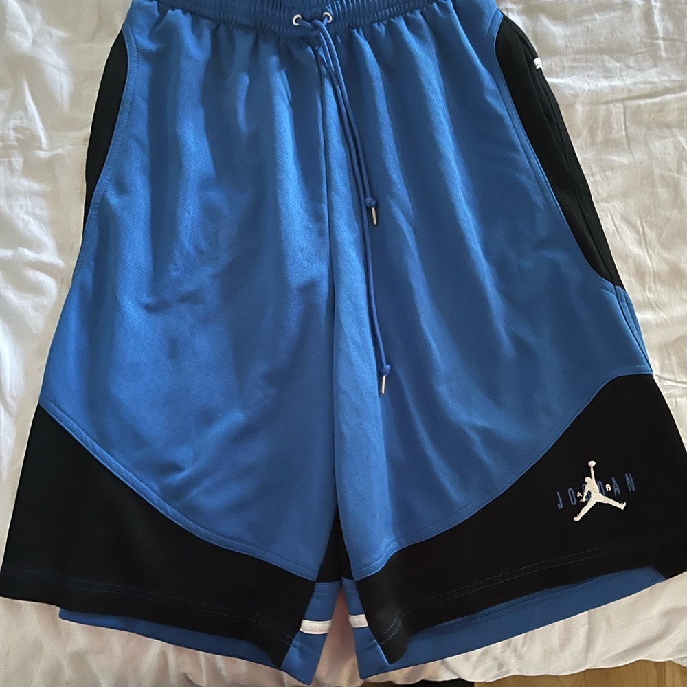 JORDAN BASKETBALL SHORTS size medium